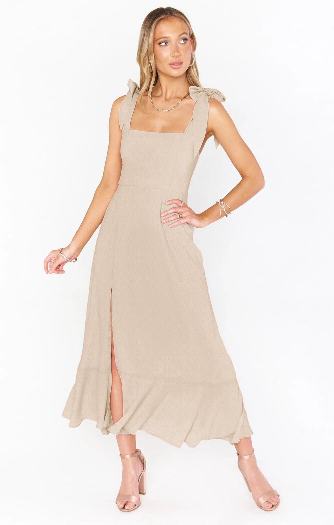 Romantisches Damen Strandkleid, ärmellos, fließend, mit Bindegürtel und Schlitz – ideal für den Urlaub.