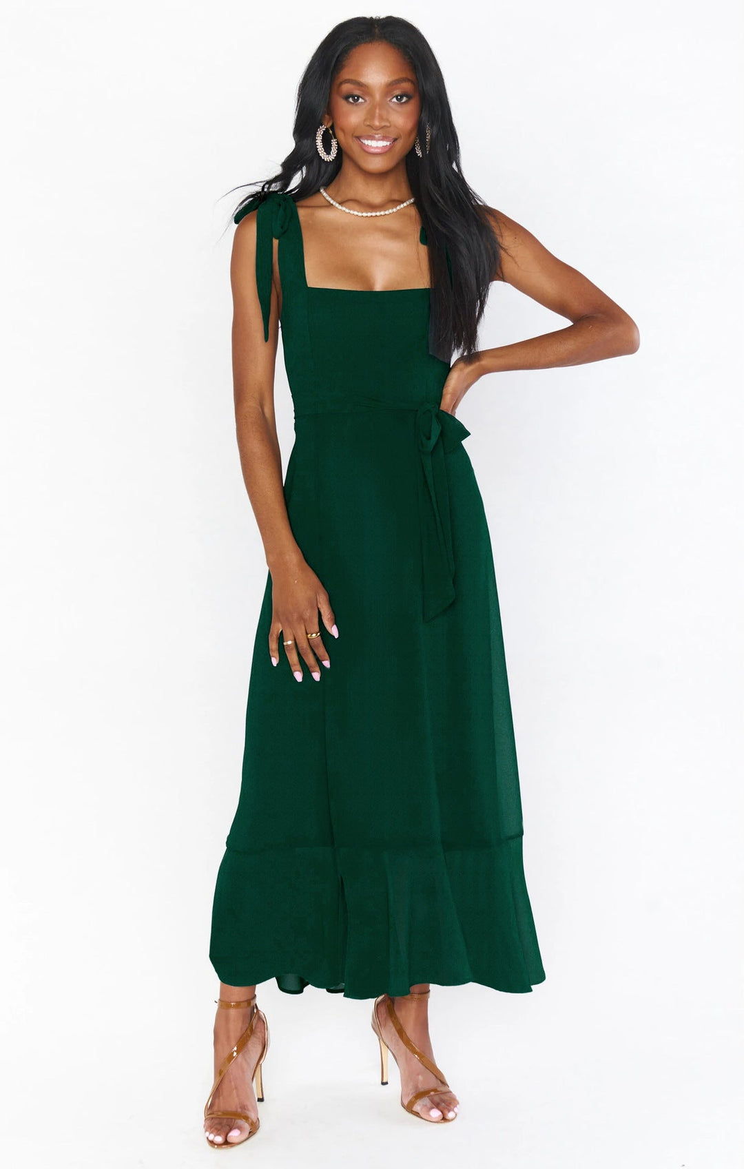 Maxi Kleid mit Bindegürtel, das die Taille betont, figurschmeichelnd und elegant, mit seitlichem Schlitz.