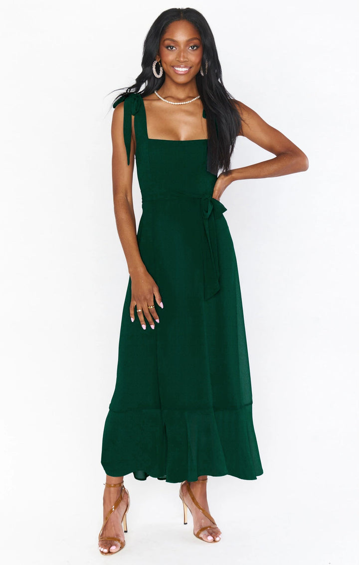 Maxi Kleid mit Bindegürtel, das die Taille betont, figurschmeichelnd und elegant, mit seitlichem Schlitz.