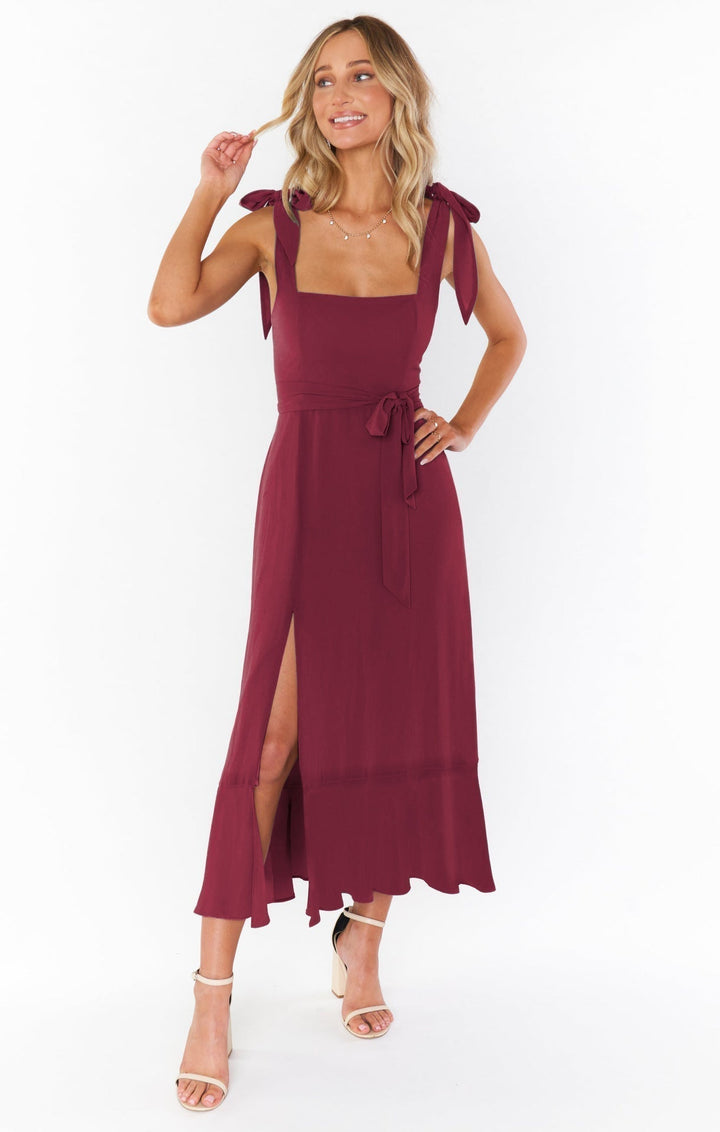 Damen Urlaubskleid mit hohem Schlitz und Bindegürtel, ärmelloses Design für sommerliche Eleganz.
