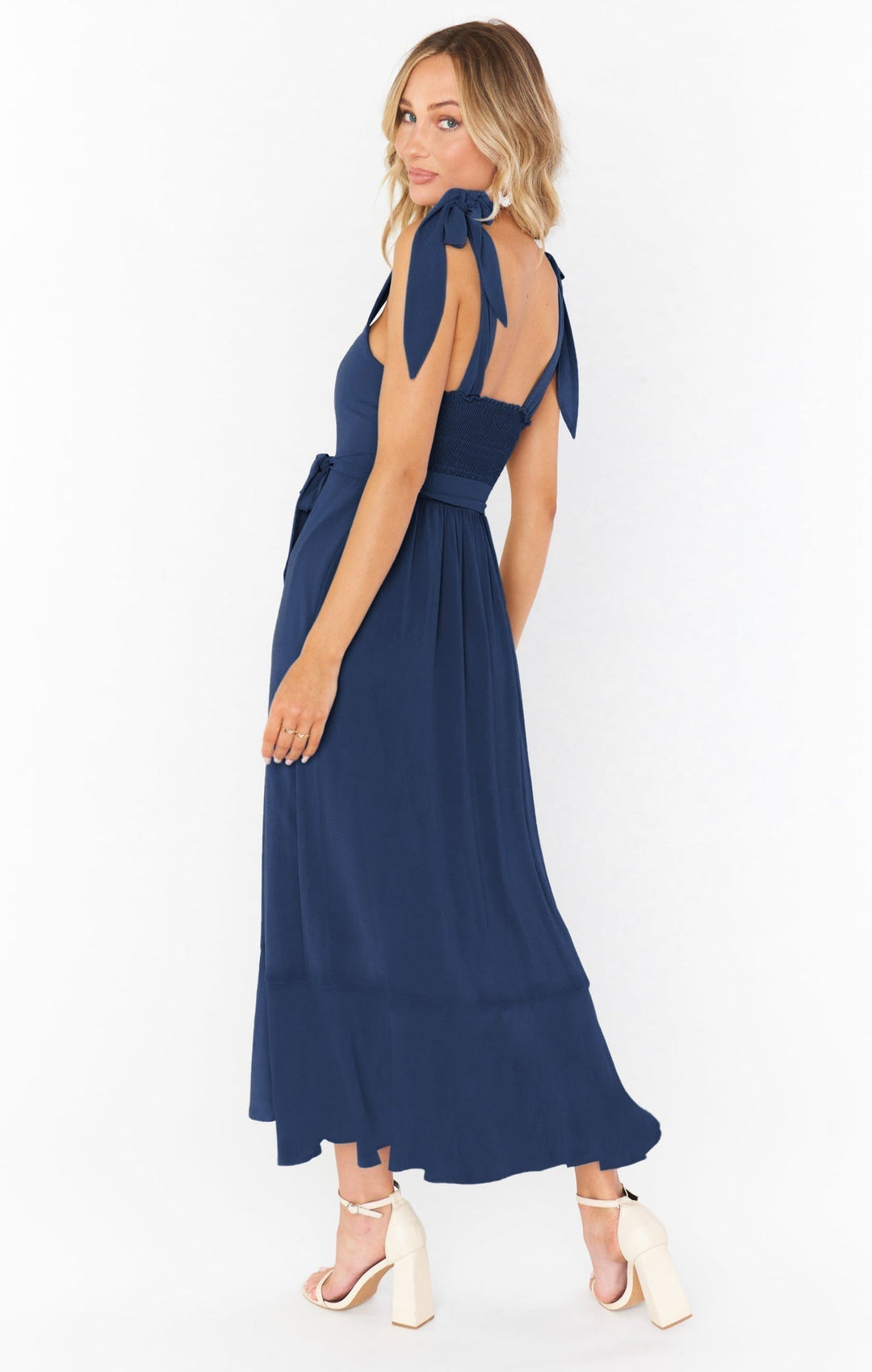 Vorderansicht: Elegantes ärmelloses Damen Maxi Kleid mit Bindegürtel und Beinschlitz, vielseitig kombinierbar.