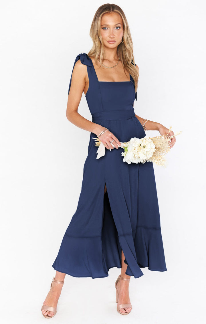 Seitenansicht: Fließendes Maxi Kleid für Damen, mit romantischem Bindegürtel und seitlichem Schlitz, perfekt für Festlichkeiten.