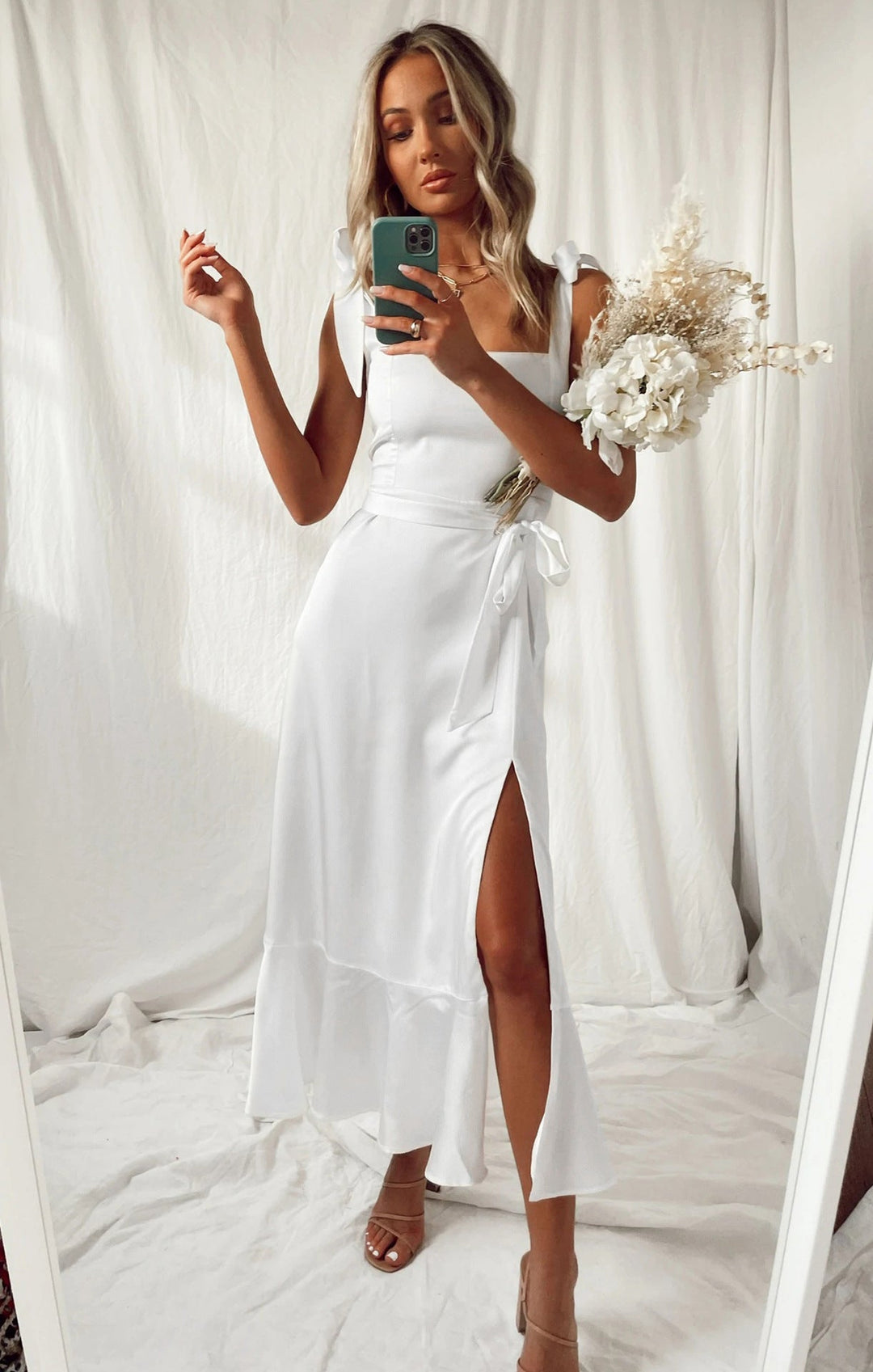 Elegantes Damen Maxi Kleid mit Bindegürtel und verführerischem Schlitz, perfekt für Abend und Feierlichkeiten.