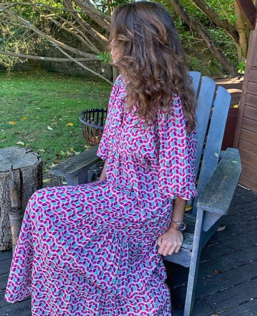 Lange, fließende Silhouette des Damen Maxikleides im Boho-Stil, mit V-Ausschnitt. Perfektes Sommer-Freizeitkleid.