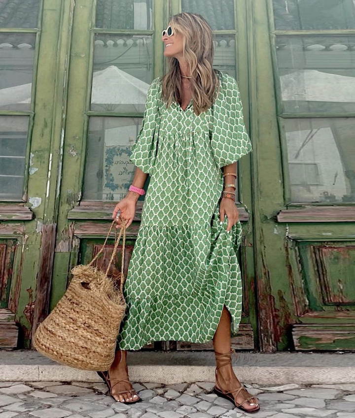 Elegantes Damen Maxikleid mit V-Ausschnitt, fließendem Stoff & vintage Muster. Bequem für sommerliche Freizeit-Outfits.