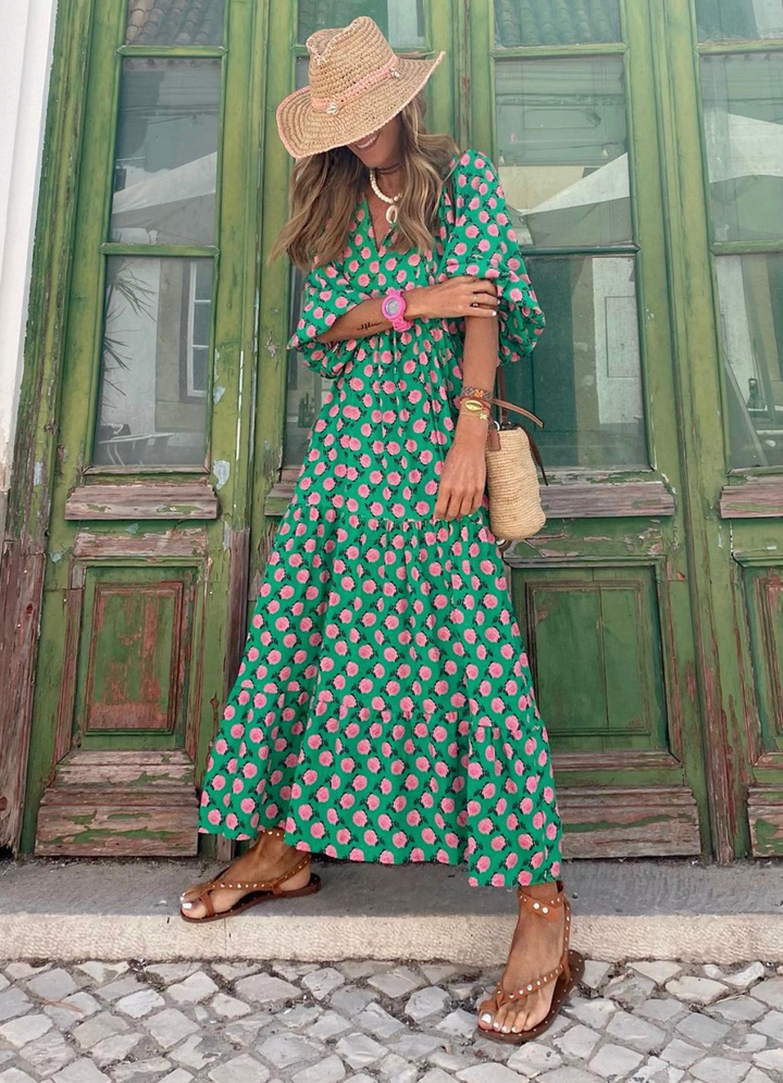 Fließendes, gemustertes Damen Maxikleid im Boho-Stil. Elegant und bequem für warme Sommertage und Freizeit.