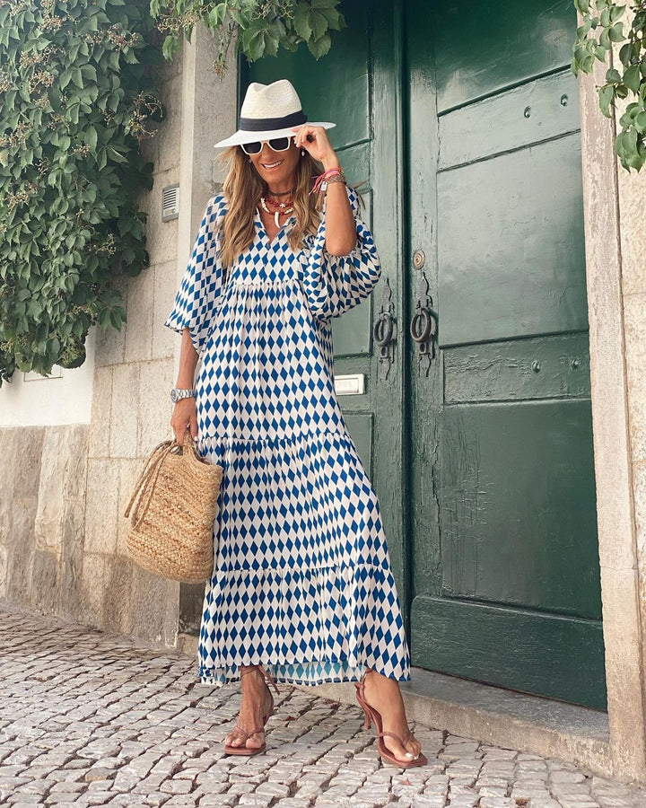 Rückansicht: Elegantes, fließendes Damen Maxikleid im Boho-Stil mit Vintage-Muster, perfekt für den Sommer.