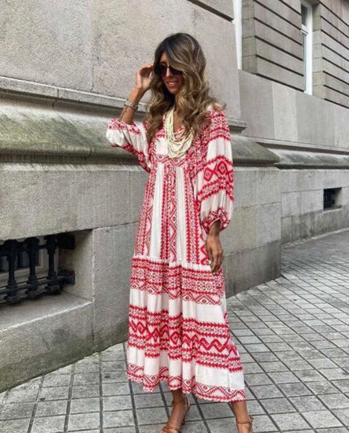 Elegantes, gemustertes Damen Maxikleid im Vintage-Stil mit V-Ausschnitt und weiten Ärmeln. Ideal für Sommer-Anlässe.