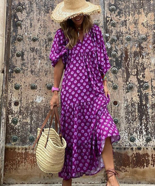 Fließendes Damen Maxikleid mit Boho-Muster, V-Ausschnitt und weiten Ärmeln. Für einen eleganten Sommer-Look.