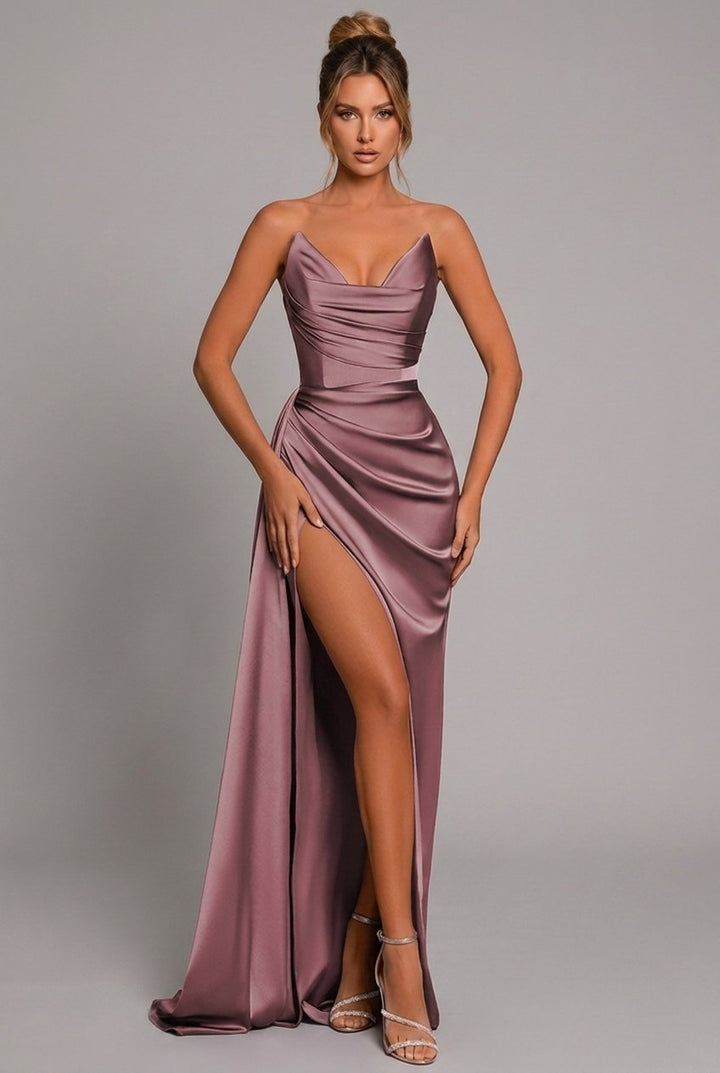 Glanzvolles Damen Maxikleid, trägerlos. Perfekt für Galas, Hochzeiten und festliche Events mit schickem Beinschlitz.