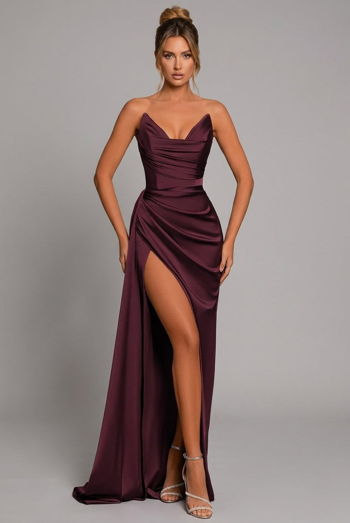 Trägerloses Damen Maxikleid mit Herzausschnitt & Beinschlitz. Eleganz für festliche Anlässe und Abende.