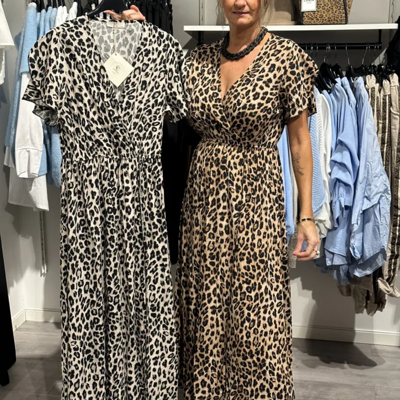 Elegantes Damen Wickelkleid im Animal-Print. Langes Freizeitkleid mit V-Ausschnitt & fließendem Stoff für Sommer.