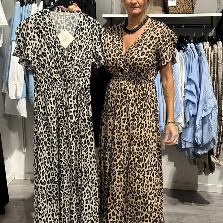 Elegantes Damen Wickelkleid im Animal-Print. Langes Freizeitkleid mit V-Ausschnitt & fließendem Stoff für Sommer.