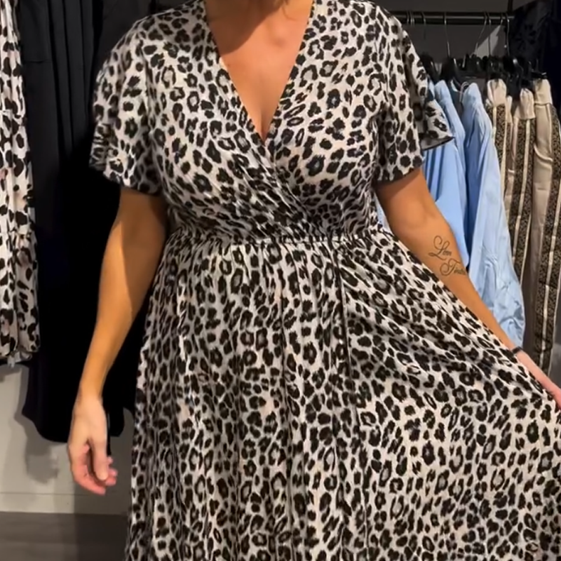 Luftiges Damen Maxi Sommerkleid in Wickeloptik. Bequemes Kurzarmkleid mit Leopardenmuster für Freizeit & Strand.