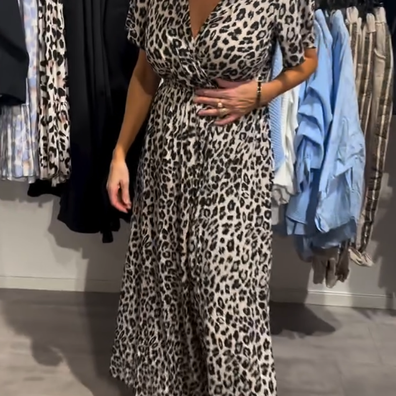 Modisches Damenkleid mit V-Ausschnitt & Animal-Print. Wickeloptik Maxi Kleid mit kurzen Ärmeln für den Sommer.