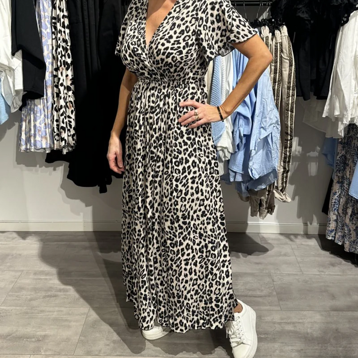 Damen Maxi Kleid mit Wickeloptik, Leopardenmuster & V-Ausschnitt. Fließendes Sommerkleid mit kurzen Ärmeln.