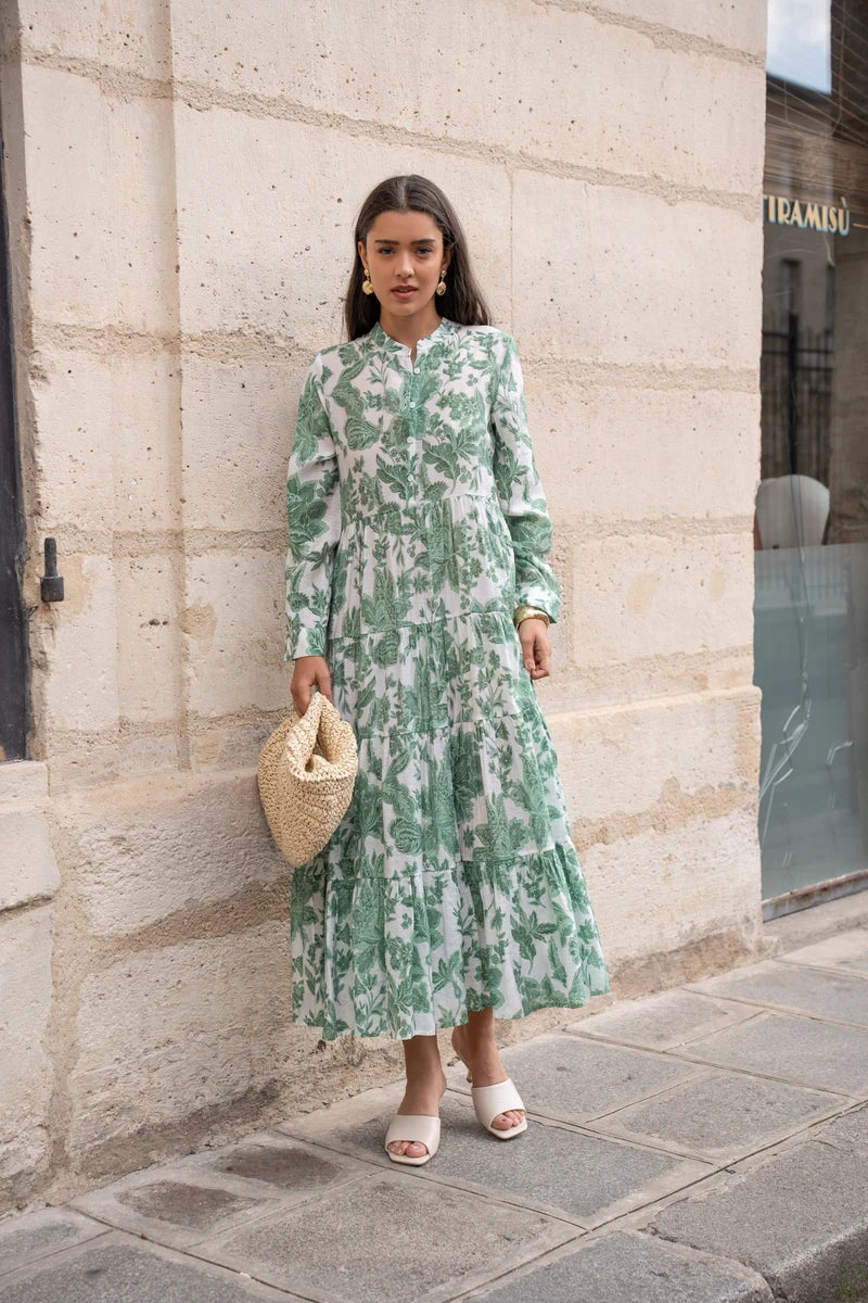 Damen Maxikleid im floralen Boho-Chic Stil. Romantisches Sommerkleid mit elegantem A-Linien-Schnitt für Freizeit und Party.