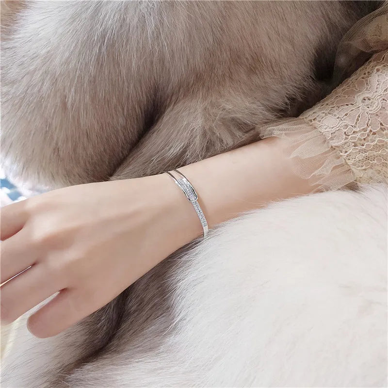 Detailaufnahme: Hochwertiges Damenarmband aus 925er Silber mit glänzenden Zirkonia Steinen, verstellbar.