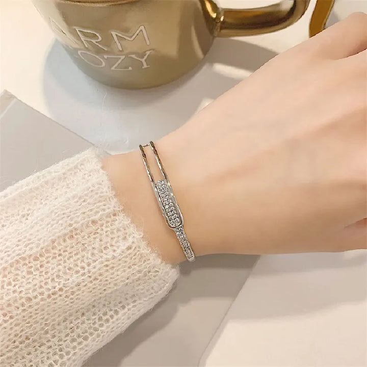 Funkelndes 925er Silberarmband für Damen mit strahlenden Zirkonia-Steinen, verstellbar. Perfekte Geschenkidee.
