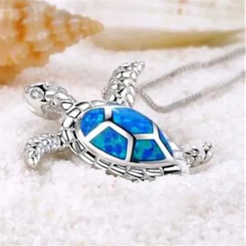 Nahaufnahme einer zarten Schildkröten-Halskette aus Silber, perfekt für Frauen, die Weisheit schätzen.