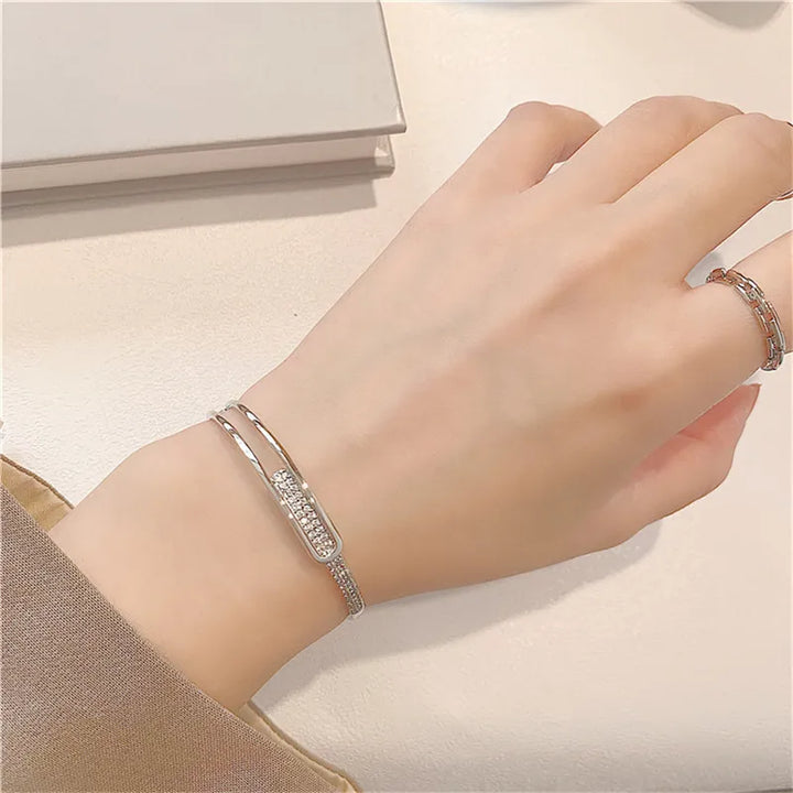 Verstellbares, offenes Damenarmband aus 925er Sterlingsilber mit glitzerndem Zirkonia für elegante Outfits.