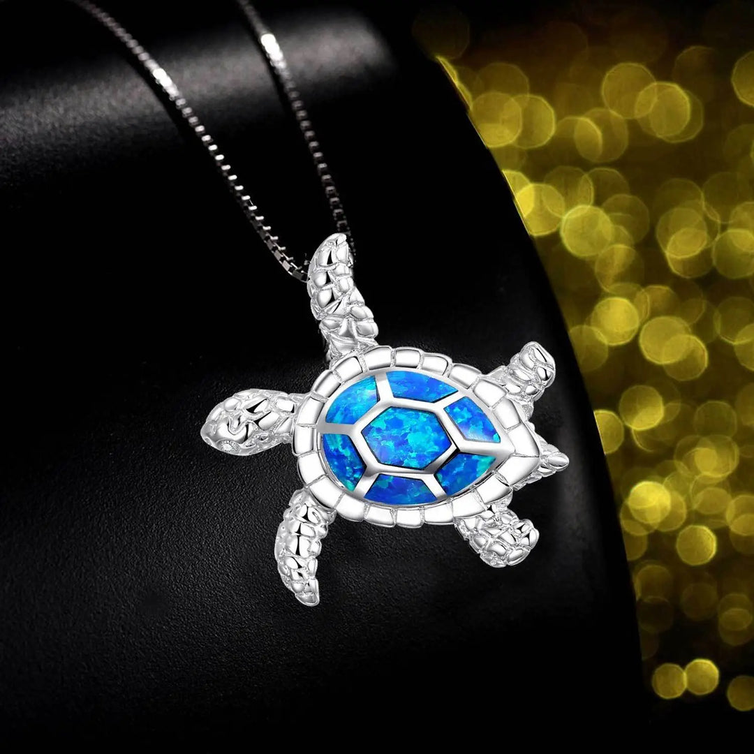 Modische Damenhalskette mit Schildkröten-Anhänger aus glänzendem Silber, für Stil & Langlebigkeit.