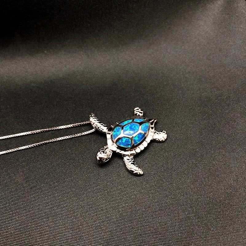 Geschenkidee: Wunderschöne Damenhalskette mit detailliertem Schildkrötenmotiv aus Silber, Symbol für Weisheit.