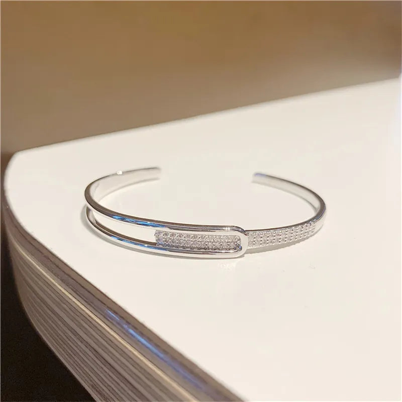 Geschenkidee: Glitzerndes 925er Silberarmband für Damen mit Zirkonia, verstellbar und zeitlos elegant.