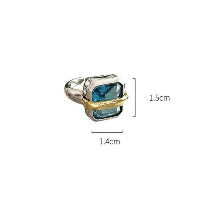 Hochwertiger Damen-Zirkonring in Silber mit tiefblauem Stein, detailreich und stilvoll, idealer Damenschmuck.