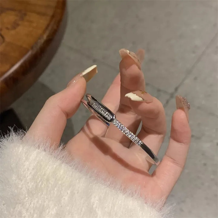 Damenarmband aus echtem 925er Sterlingsilber, besetzt mit edlen Zirkonia Steinen. Verstellbarer Damenschmuck.