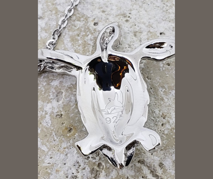 Schimmernde Damenhalskette aus Sterlingsilber mit Schildkröten-Anhänger, der Weisheit und Eleganz verbindet.