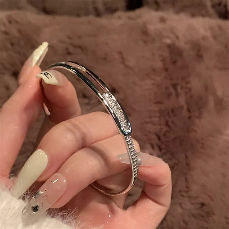 Zeitloses, verstellbares Damen Silberarmband mit glitzerndem Zirkonia. Ein elegantes Schmuckstück für jede Frau.