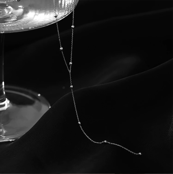 Schimmernde Schlüsselbeinkette für Damen, mit eleganten Quasten. Perfektes Accessoire oder Geschenkidee, silberbeschichteter Schmuck.