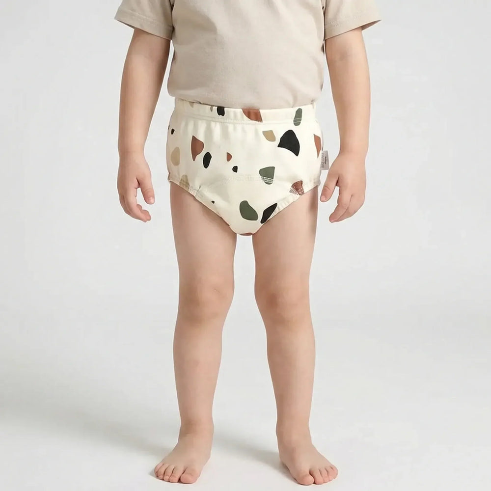 Nahaufnahme der saugfähigen Mehrlagen-Töpfchenhose für Kleinkinder. Ideal als wiederverwendbare Lernhose.