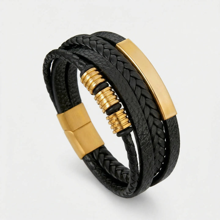Detailaufnahme: Mehrlagiges geflochtenes Herren Vintage-Lederarmband mit silberfarbenem Magnetverschluss.