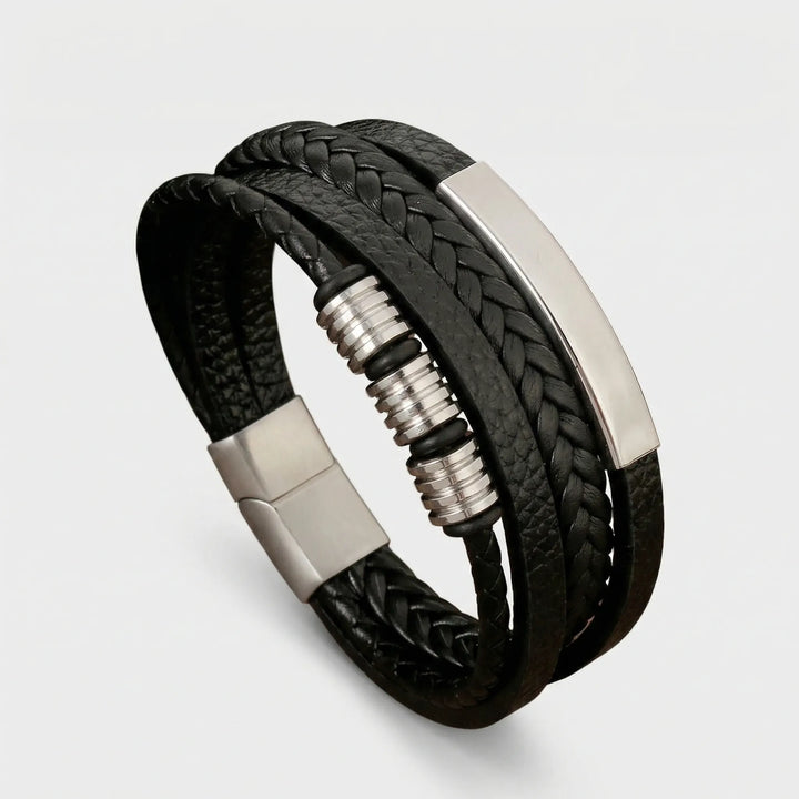 Nahaufnahme eines mehrlagigen geflochtenen Vintage-Lederarmbands für Herren, ideal als Geschenk.