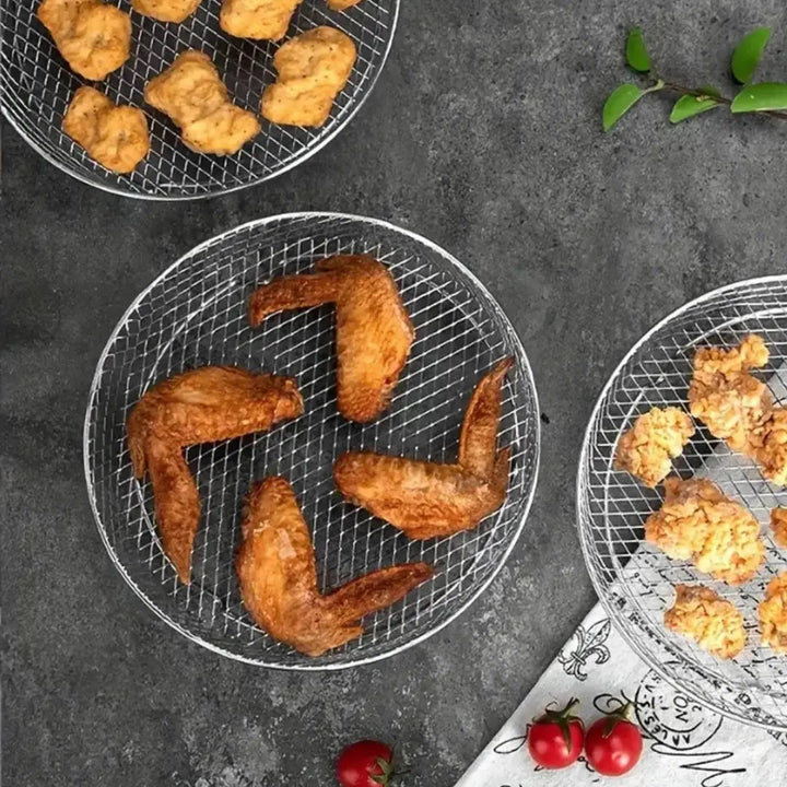 Heißluftfritteuse Zubehör: Edelstahl-Körbe zum gleichzeitigen Garen und Backen verschiedener Gerichte.