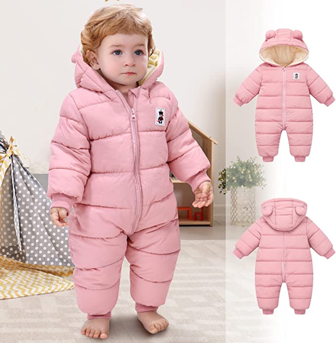 Praktischer Baby Winter Strampler mit Kapuze & Bärenohren. Leicht anzuziehen, perfekt für aktive Babys.