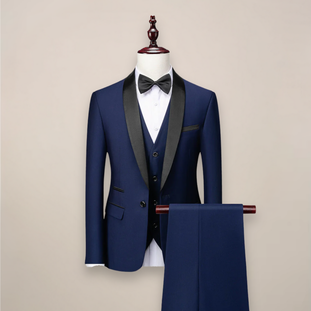 Eleganter Herren Hochzeitsanzug Dreiteiler an Model, perfekte Passform, stilvolles Outfit für formelle Events.