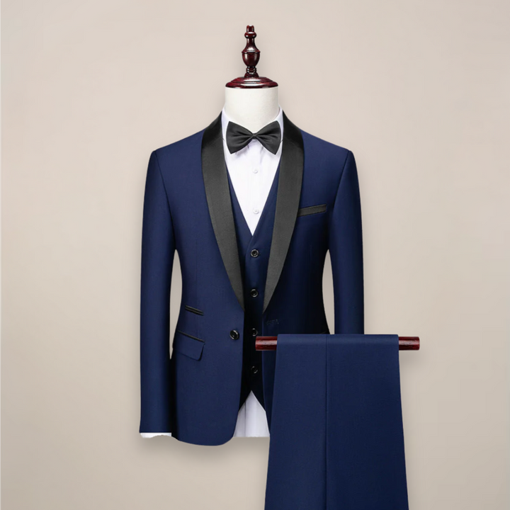 Eleganter Herren Hochzeitsanzug Dreiteiler an Model, perfekte Passform, stilvolles Outfit für formelle Events.
