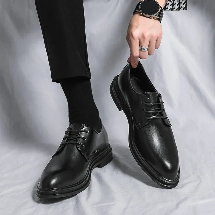 Klassische glänzende Herren Derby-Schnürschuhe für Anzug & elegante Outfits. Hochwertig & stilvoll.