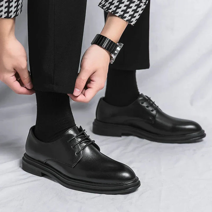 Detailaufnahme: Glänzende Herren Derby-Schuhe mit feinen Schnürsenkeln, ideal für Business & festliche Anlässe.