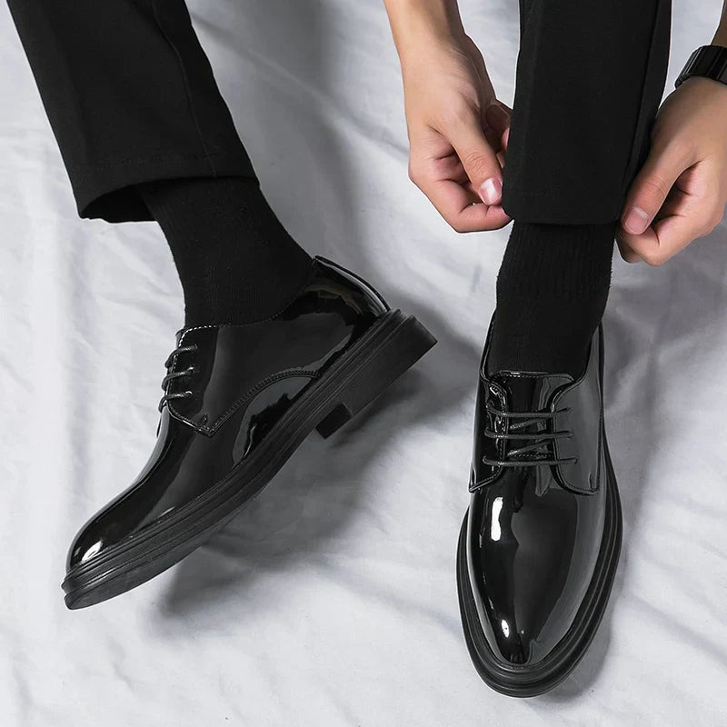 Stilvolle glänzende Herren Derby-Schnürschuhe, formell & bequem, perfekt für Business & elegante Anlässe.