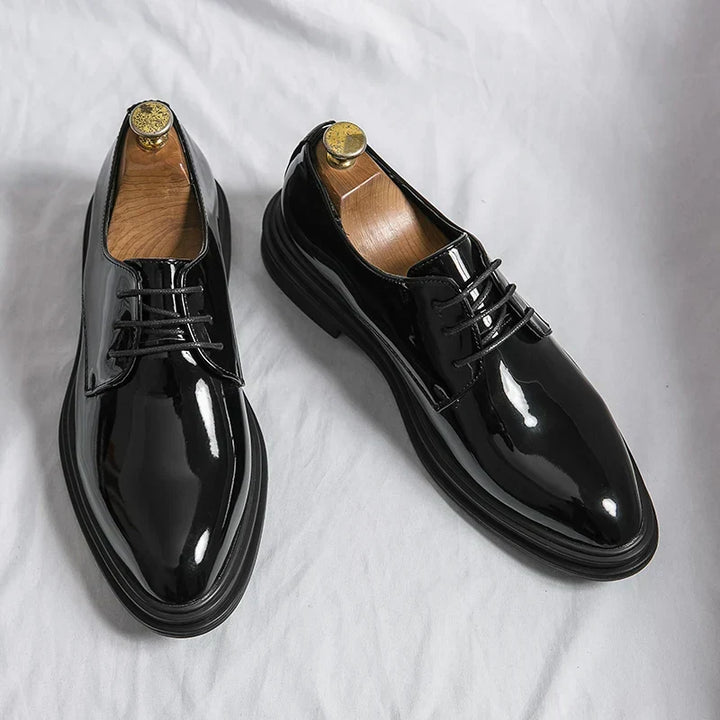 Herren Glänzende Schnür-Derby-Schuhe aus Leder, elegant & formell, ideal für Business & Abendgarderobe.