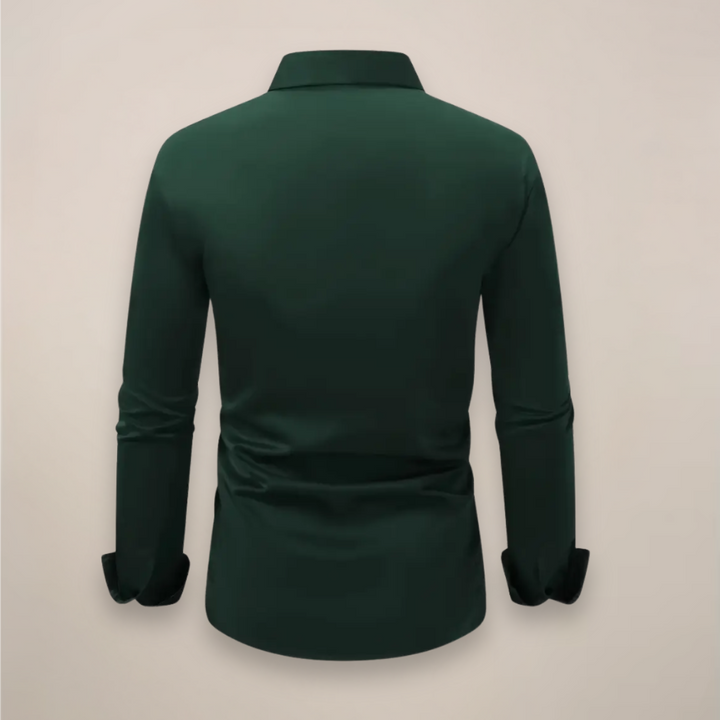 Detailansicht: Kragen und Manschetten des modernen Slim Fit Herrenhemdes für den Frühling.