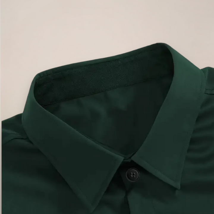 Mann trägt elegantes Slim Fit Hemd. Perfektes Frühlings-Outfit, smart-casual und modisch.
