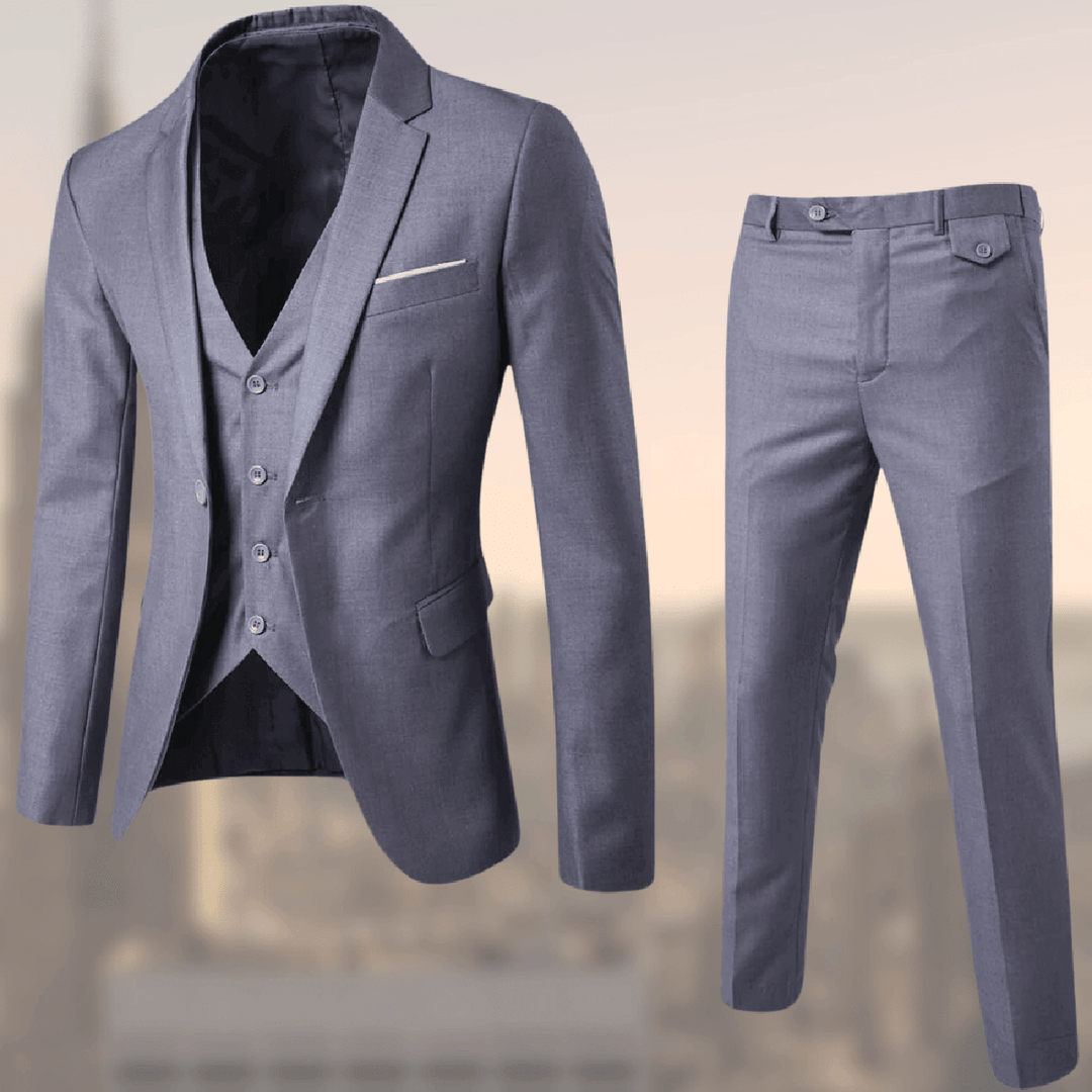 Hochwertiges Anzugset für Herren: Formeller Dreiteiler mit Sakko, Weste und Hose. Vielseitig für Büro & Abendmode geeignet.