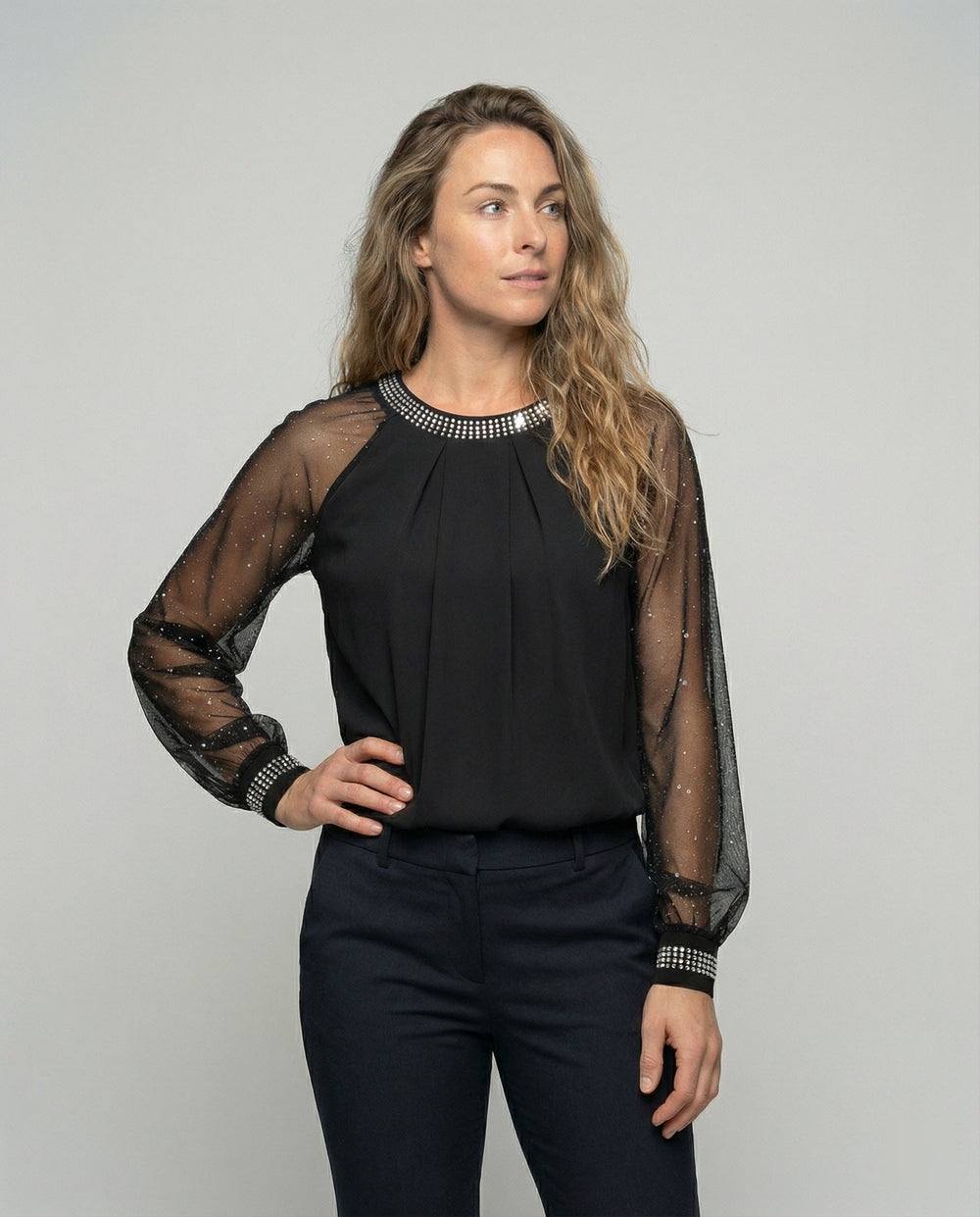 Modisches Damen Glitzer-Mesh-Top mit transparenten Langarm-Statement-Ärmeln für Party & Abendmode.