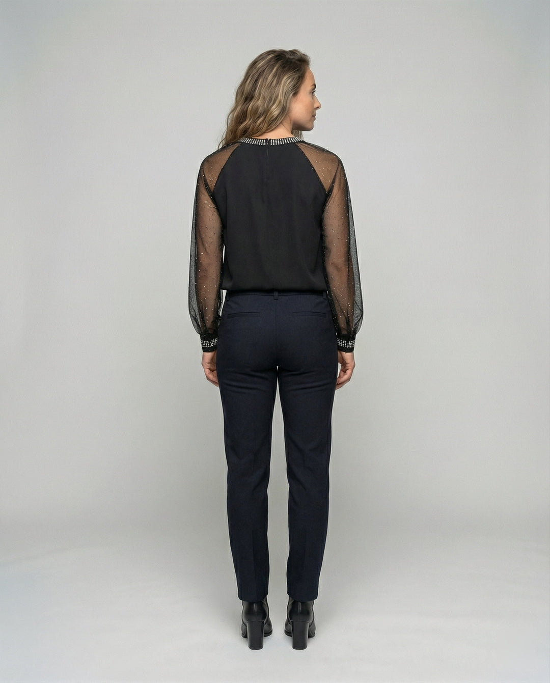 Schickes Damen Mesh Top mit glitzernden Details und langen, transparenten Ärmeln. Ideal für Anlässe.