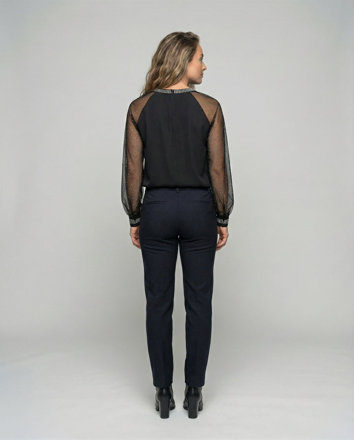 Schickes Damen Mesh Top mit glitzernden Details und langen, transparenten Ärmeln. Ideal für Anlässe.